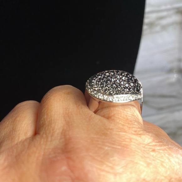 Lia Sophia Gold tone ring with black/white crystals size 8 or 9 - Picture 3 of 10